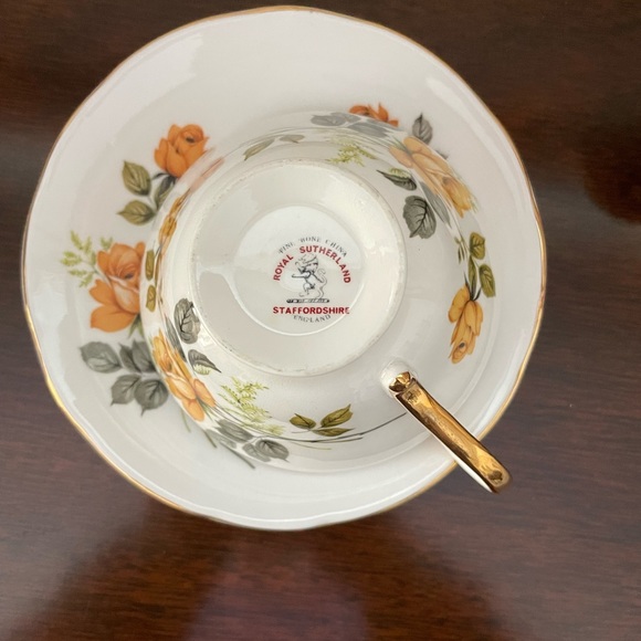 Hand poured soy wax candle in golden rose tea cup - Picture 7 of 7